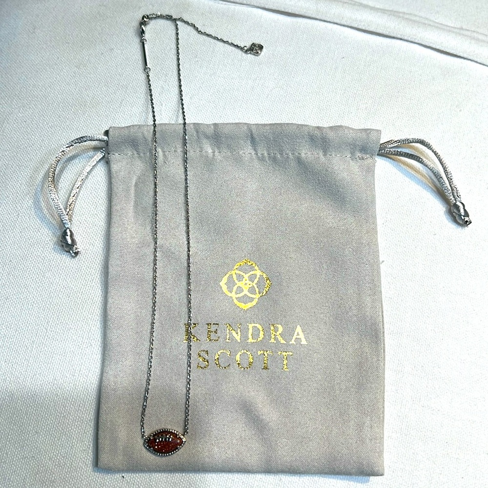 ✨Adorable Kendra Scott necklace!✨